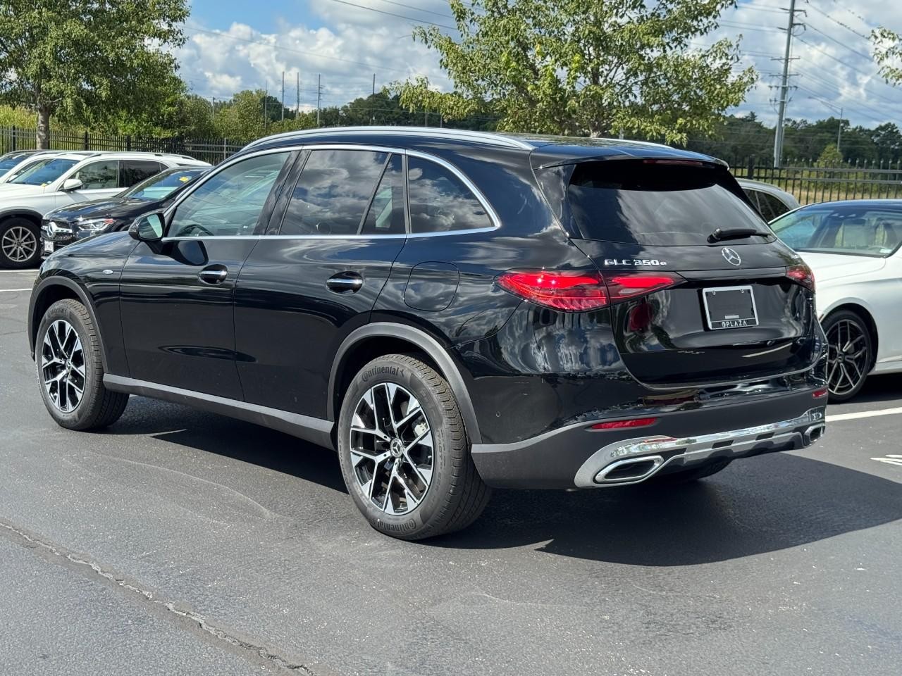 Mercedes-Benz GLC Vehicle Full-screen Gallery Image 3