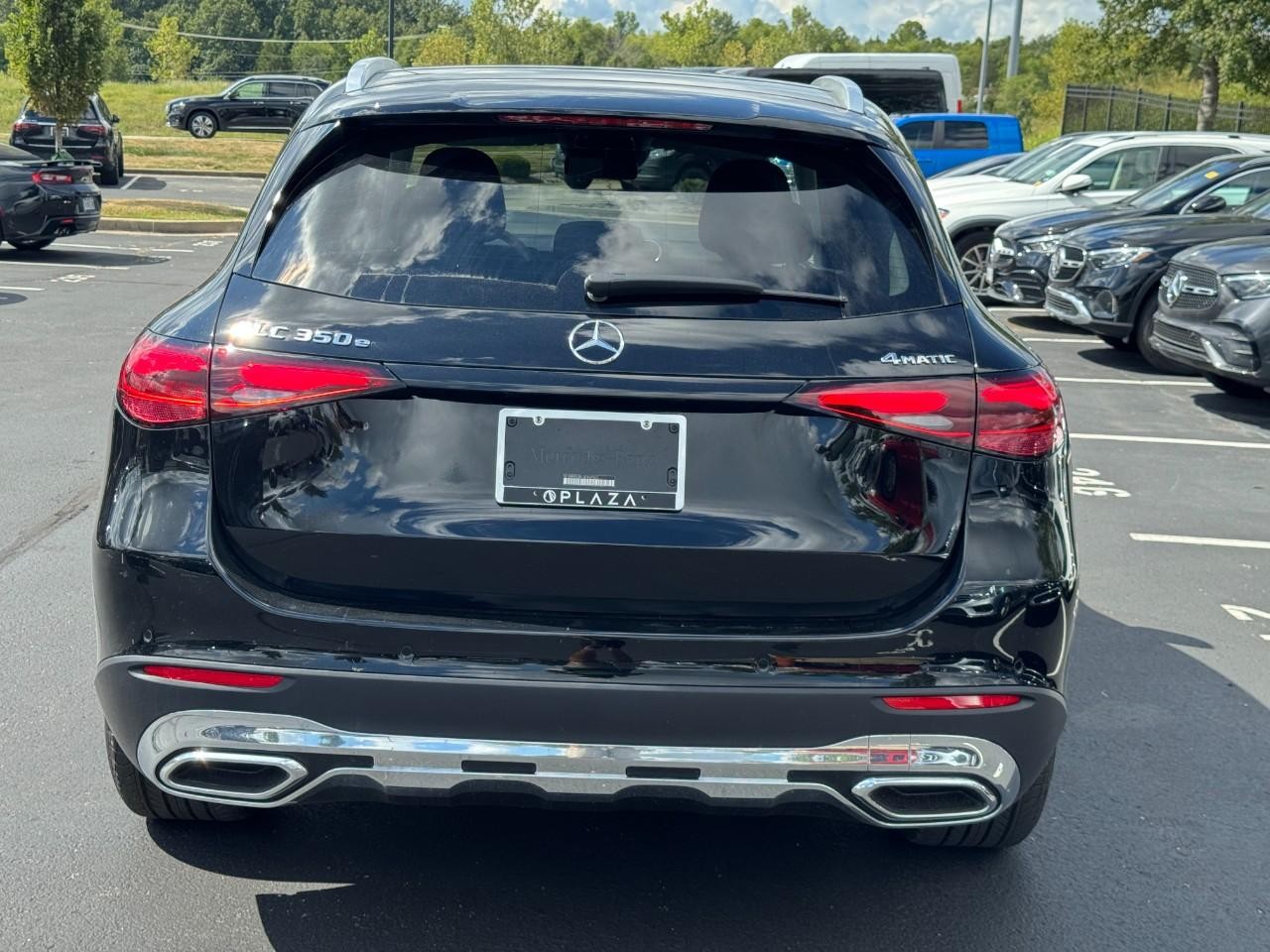 Mercedes-Benz GLC Vehicle Full-screen Gallery Image 4