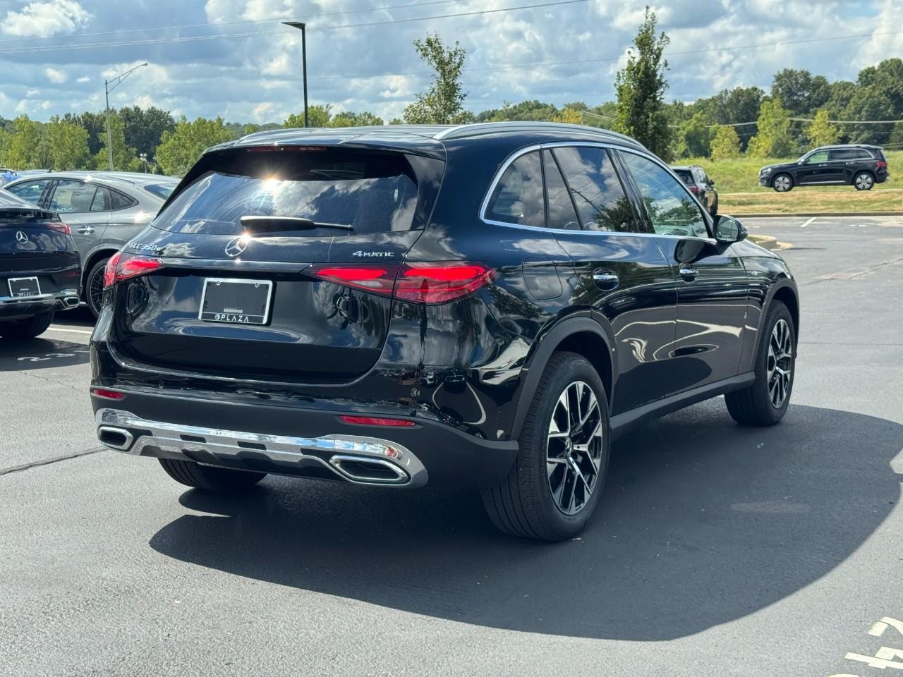 Mercedes-Benz GLC Vehicle Full-screen Gallery Image 5