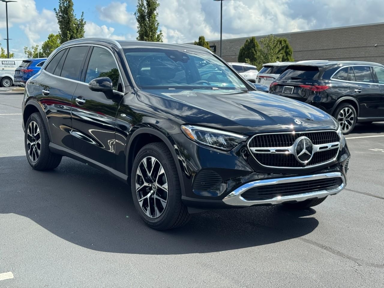 Mercedes-Benz GLC Vehicle Full-screen Gallery Image 7