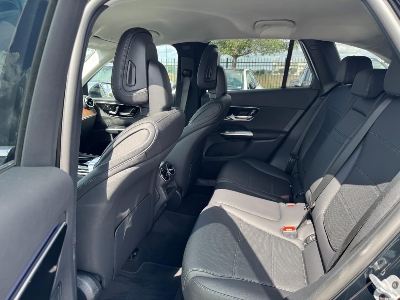 Mercedes-Benz GLC Vehicle Full-screen Gallery Image 10