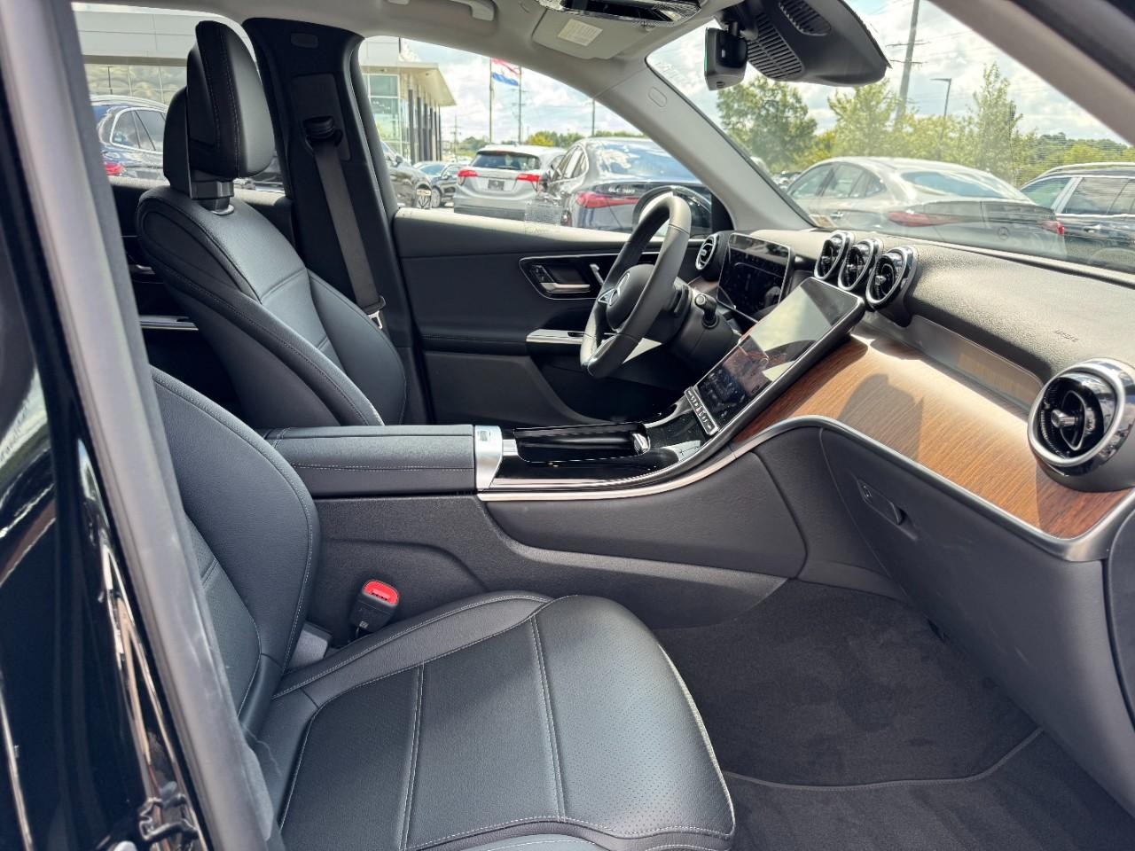 Mercedes-Benz GLC Vehicle Full-screen Gallery Image 11