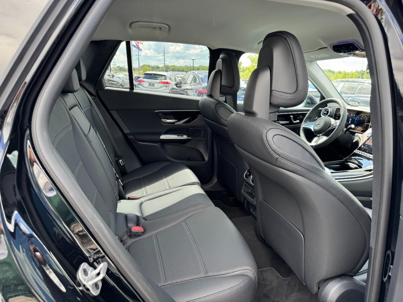 Mercedes-Benz GLC Vehicle Full-screen Gallery Image 12