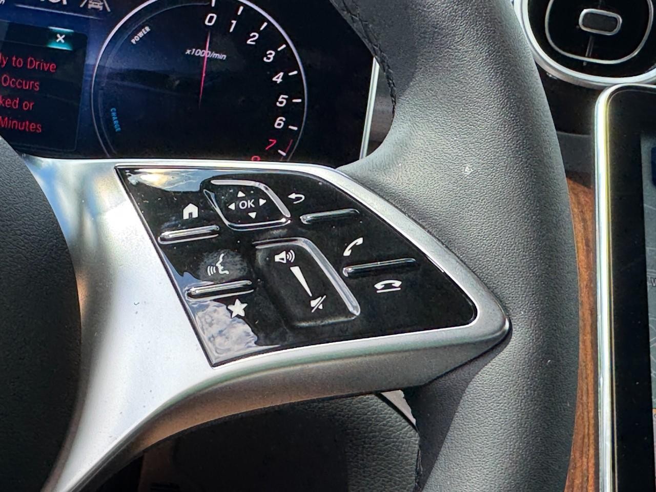 Mercedes-Benz GLC Vehicle Full-screen Gallery Image 21