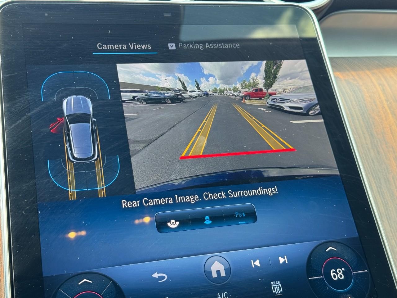 Mercedes-Benz GLC Vehicle Full-screen Gallery Image 24