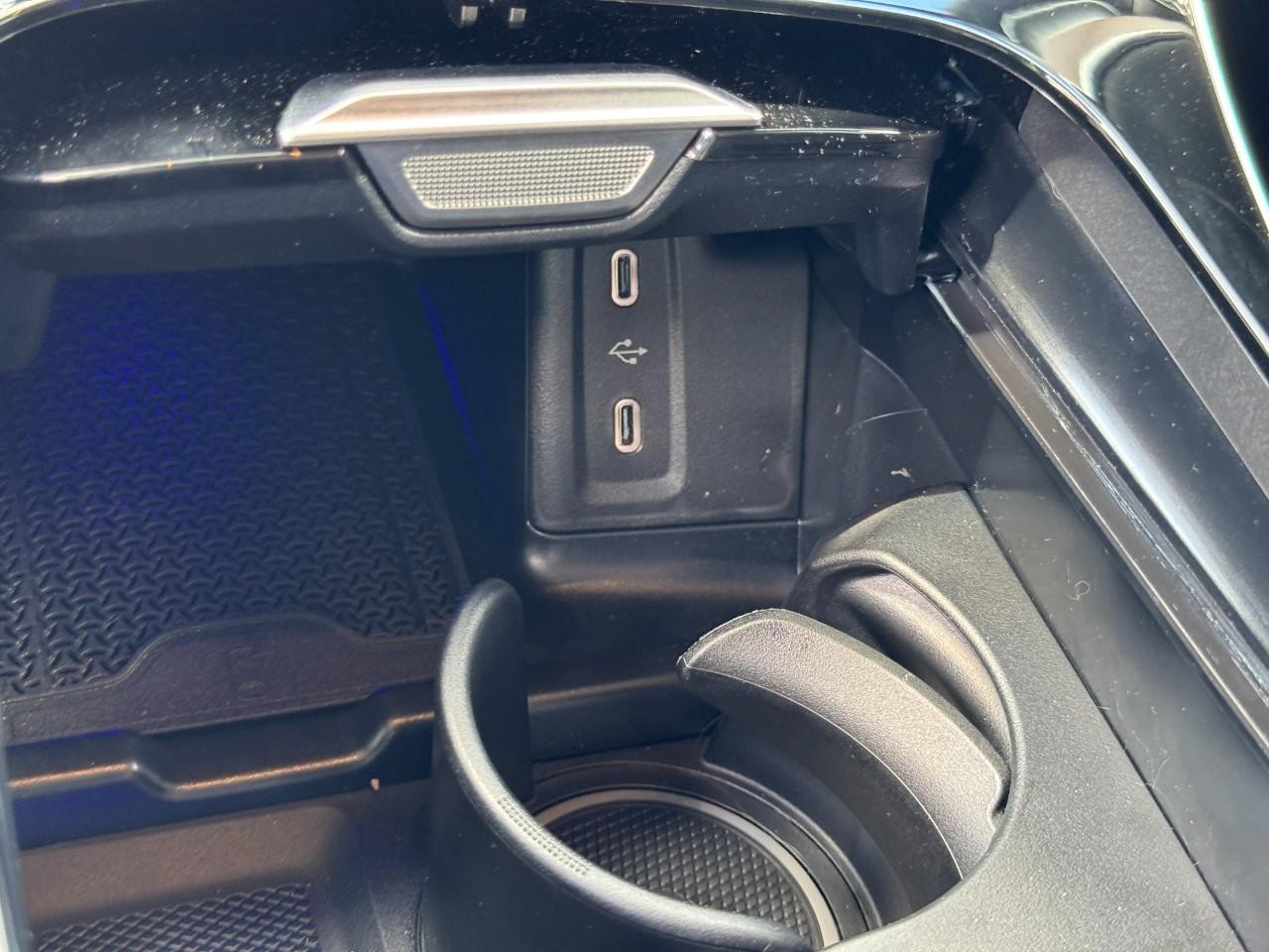 Mercedes-Benz GLC Vehicle Full-screen Gallery Image 25