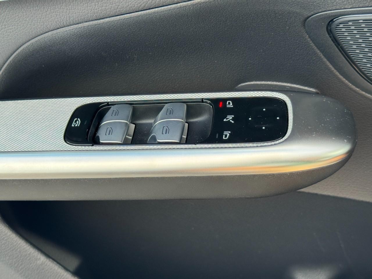 Mercedes-Benz GLC Vehicle Full-screen Gallery Image 28