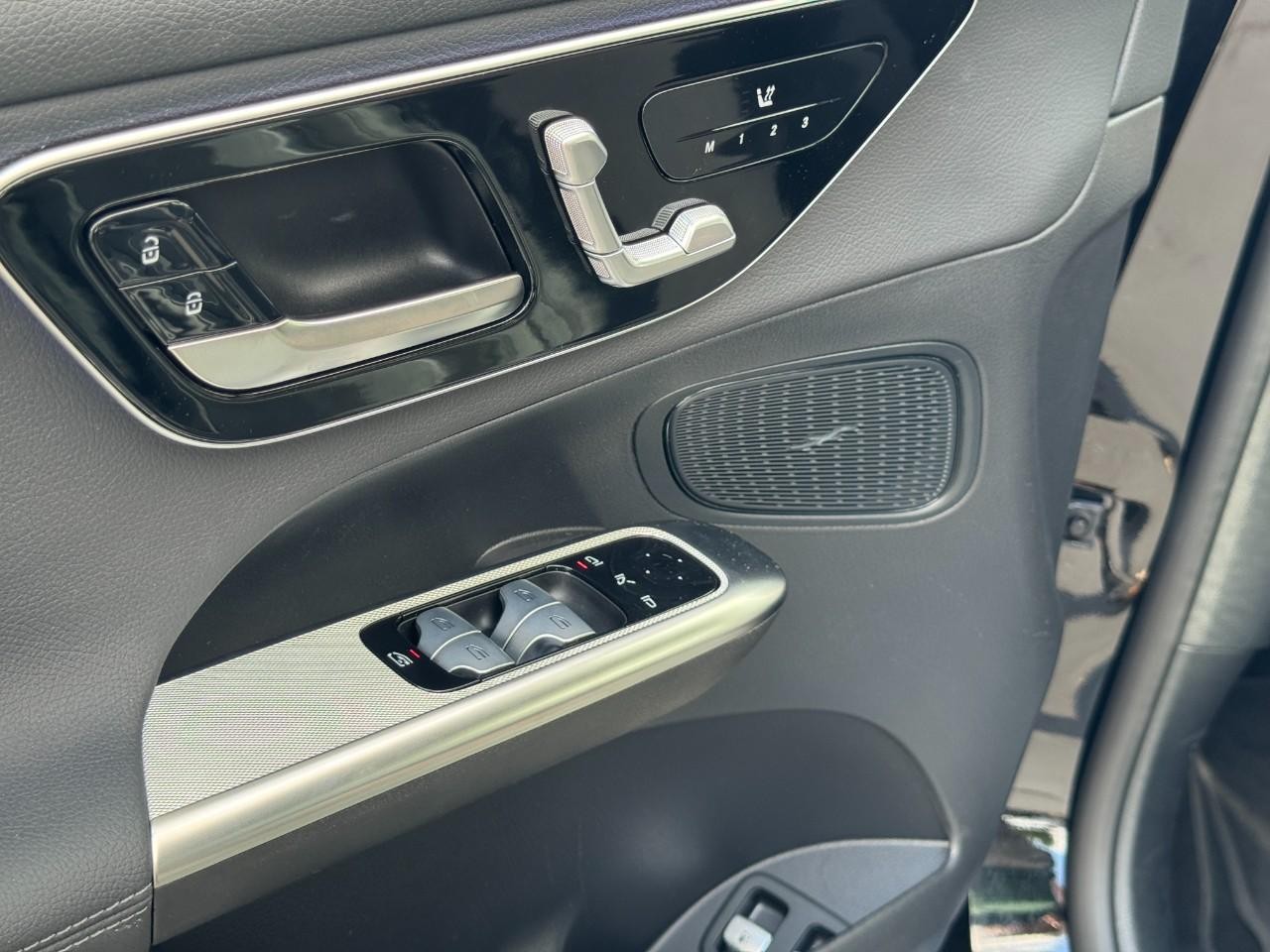 Mercedes-Benz GLC Vehicle Full-screen Gallery Image 29