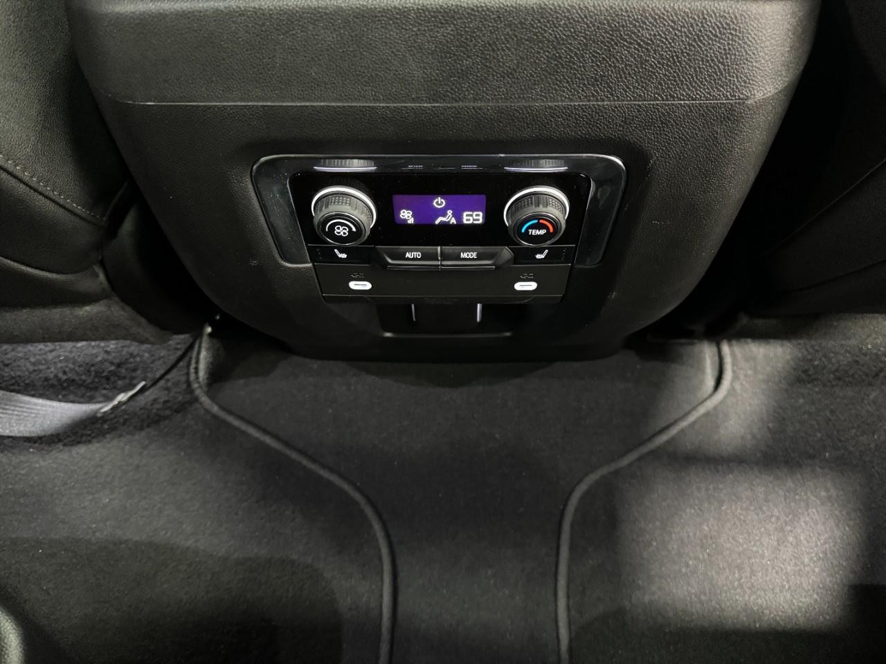 Chevrolet Tahoe Vehicle Full-screen Gallery Image 13