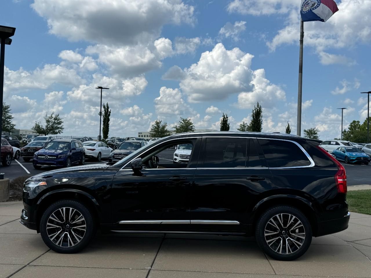 Volvo XC90 Plug-In Hybrid Vehicle Full-screen Gallery Image 2