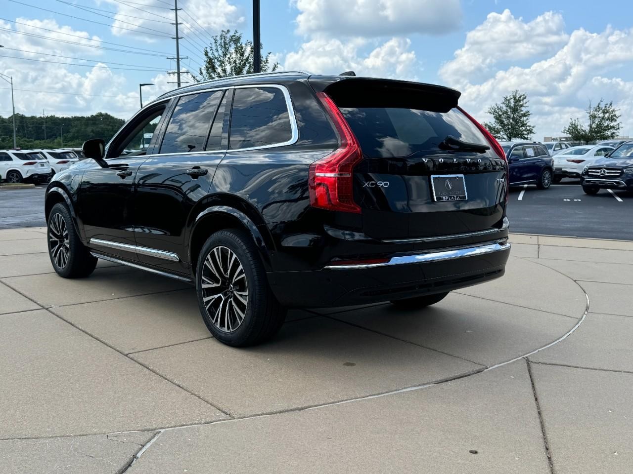 Volvo XC90 Plug-In Hybrid Vehicle Full-screen Gallery Image 3