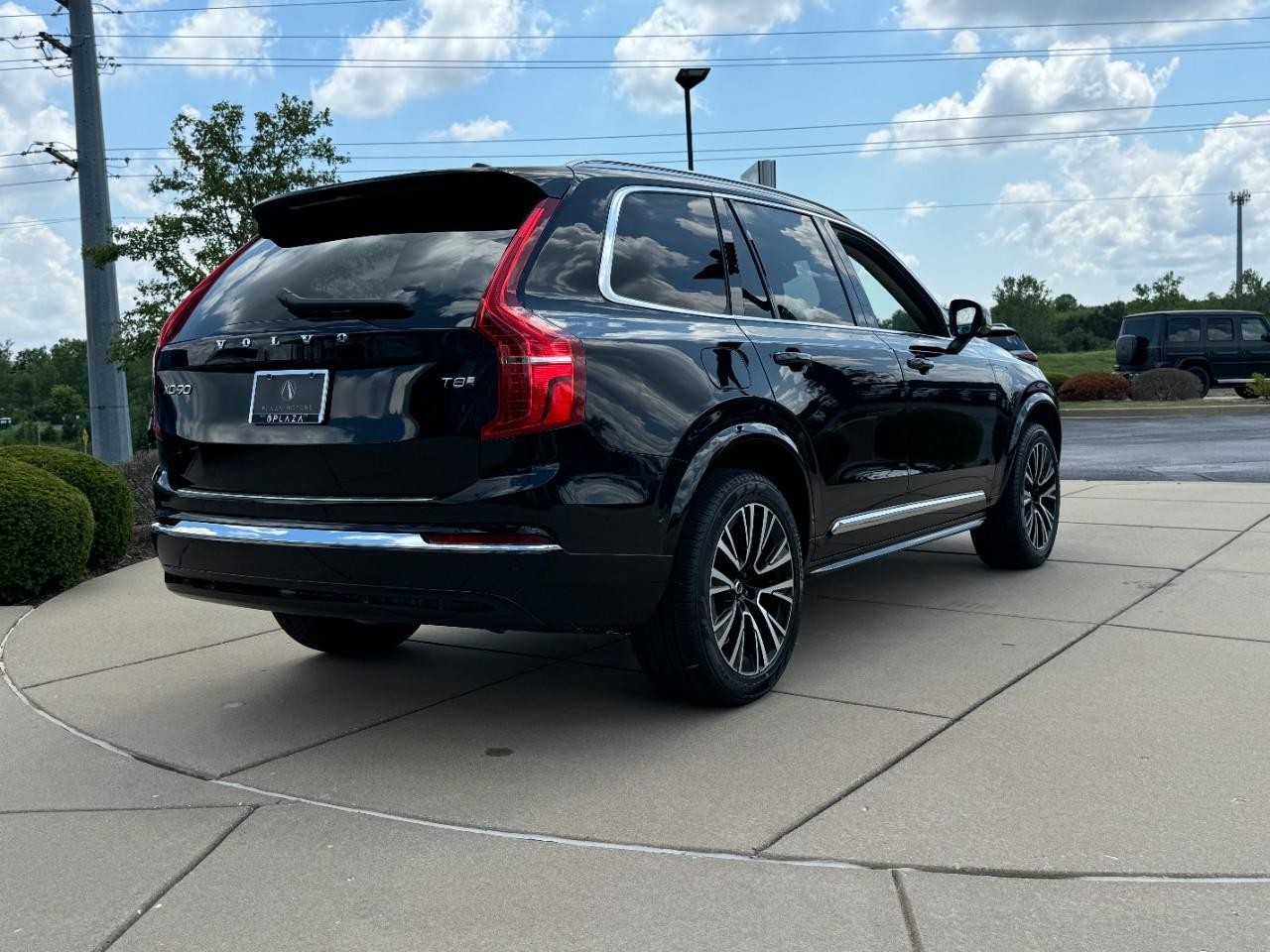 Volvo XC90 Plug-In Hybrid Vehicle Full-screen Gallery Image 4