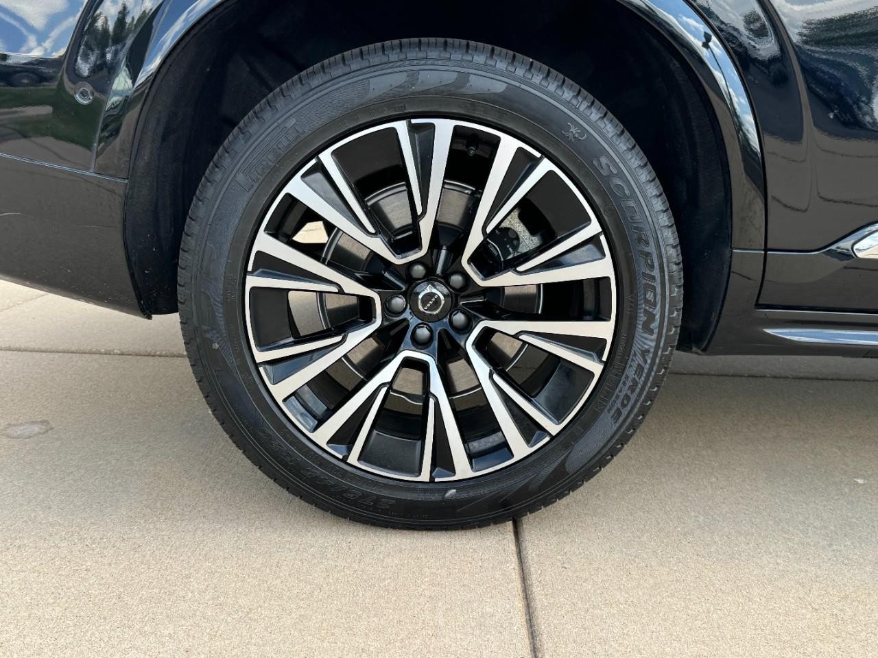 Volvo XC90 Plug-In Hybrid Vehicle Full-screen Gallery Image 5