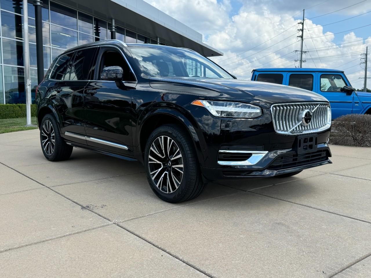 Volvo XC90 Plug-In Hybrid Vehicle Full-screen Gallery Image 6