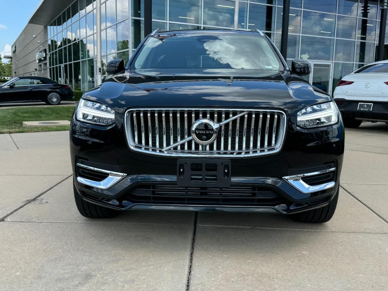 Volvo XC90 Plug-In Hybrid Vehicle Full-screen Gallery Image 7