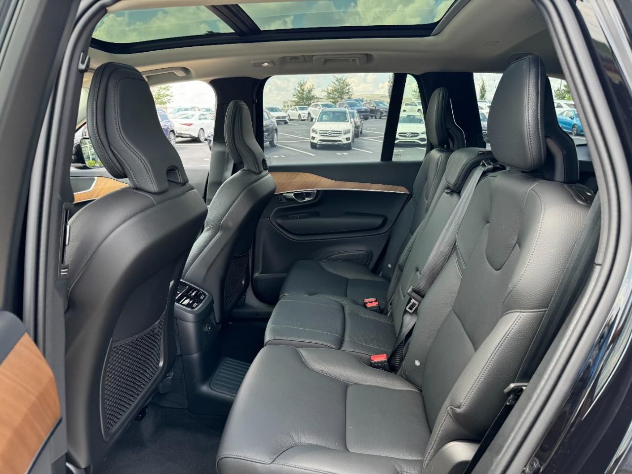 Volvo XC90 Plug-In Hybrid Vehicle Full-screen Gallery Image 8