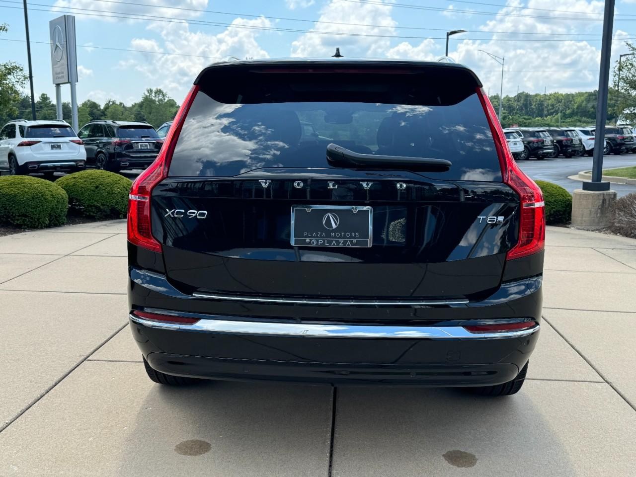 Volvo XC90 Plug-In Hybrid Vehicle Full-screen Gallery Image 9
