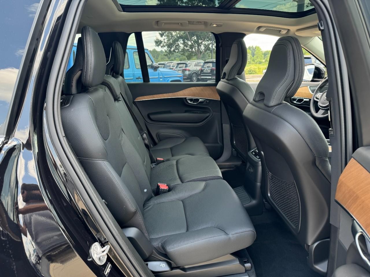 Volvo XC90 Plug-In Hybrid Vehicle Full-screen Gallery Image 10