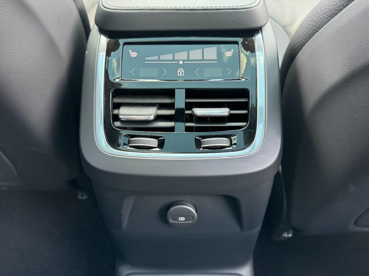 Volvo XC90 Plug-In Hybrid Vehicle Full-screen Gallery Image 11