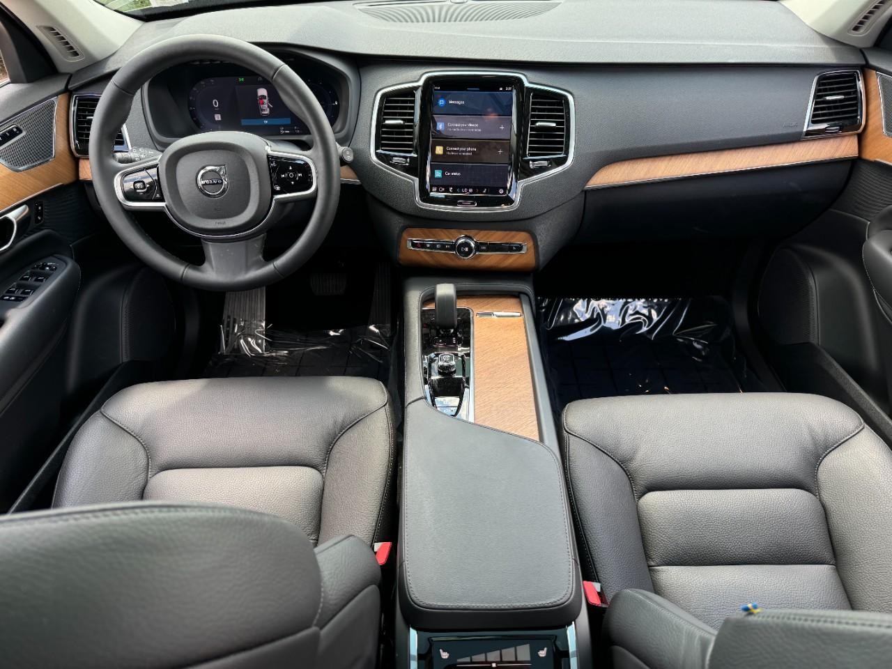 Volvo XC90 Plug-In Hybrid Vehicle Full-screen Gallery Image 13