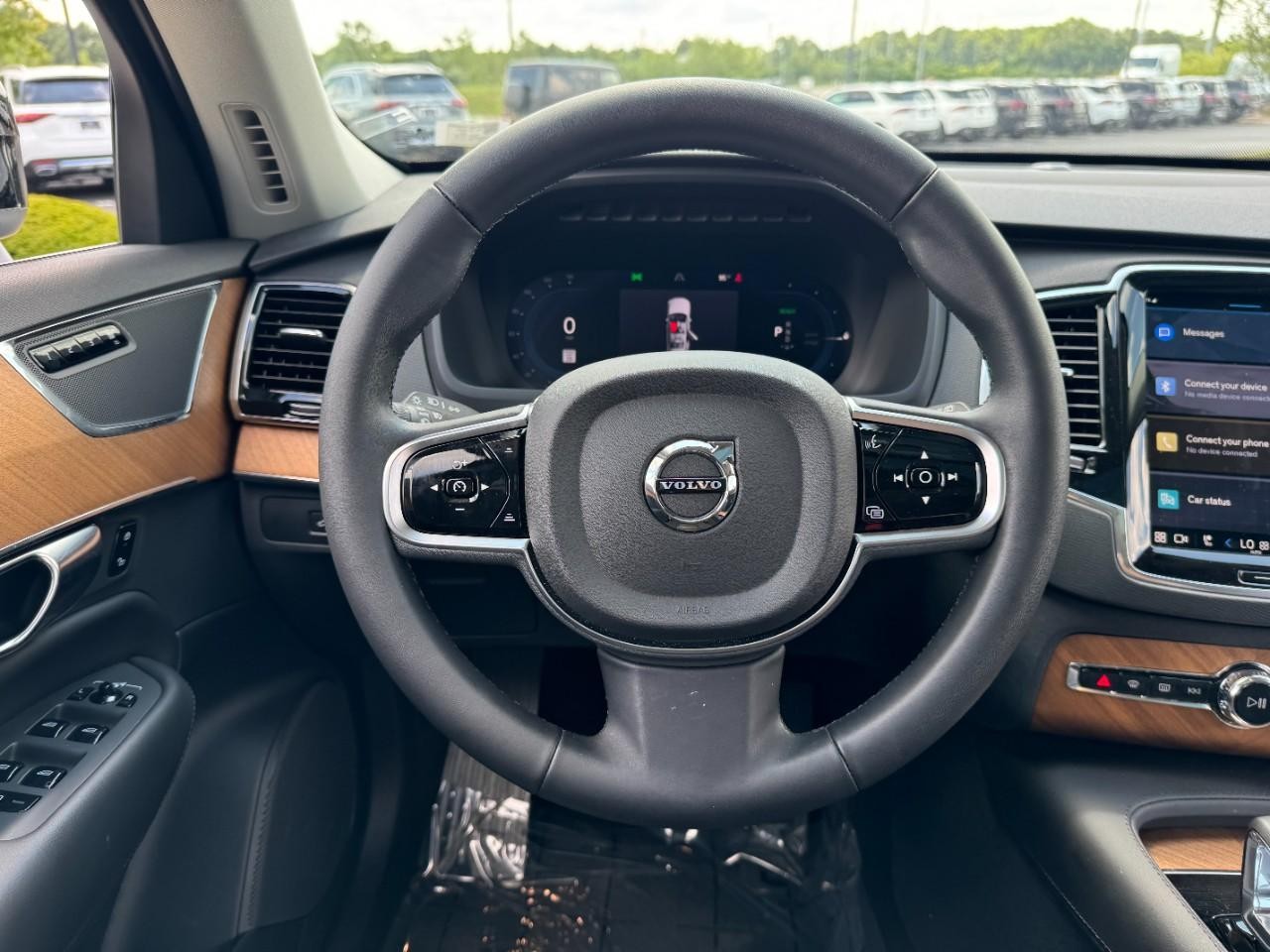 Volvo XC90 Plug-In Hybrid Vehicle Full-screen Gallery Image 14