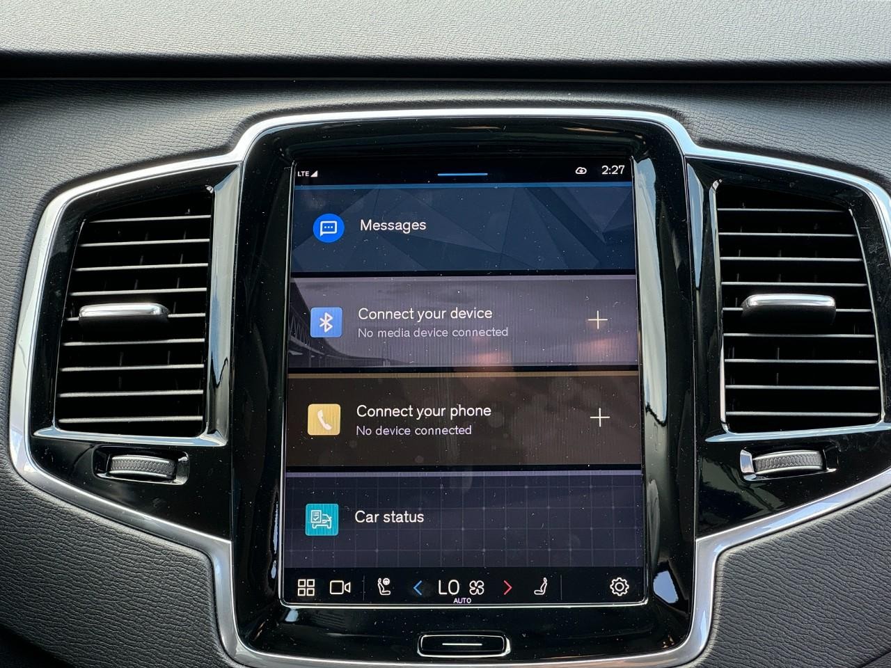 Volvo XC90 Plug-In Hybrid Vehicle Full-screen Gallery Image 15