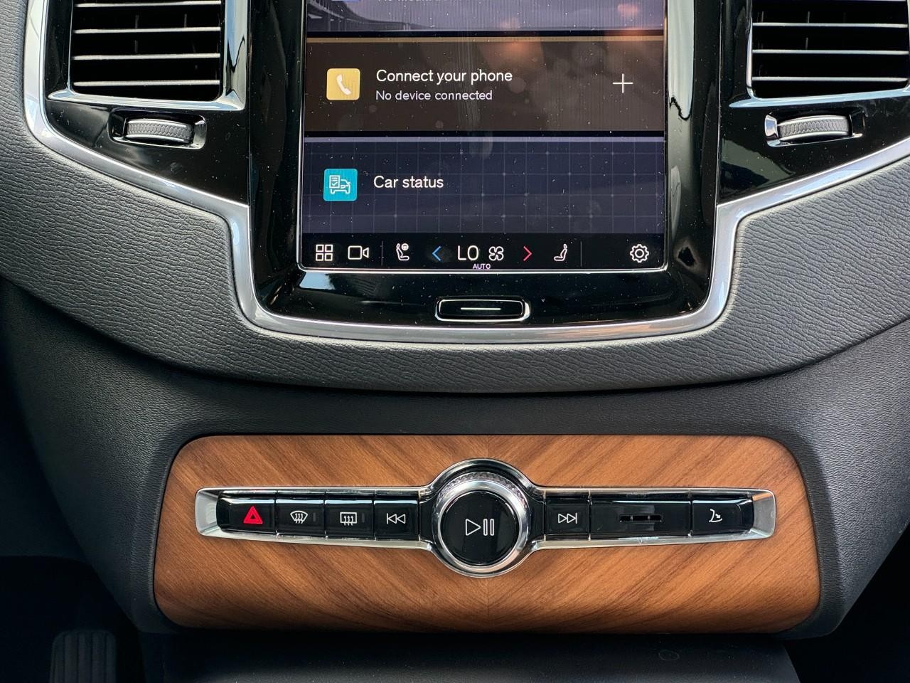 Volvo XC90 Plug-In Hybrid Vehicle Full-screen Gallery Image 16