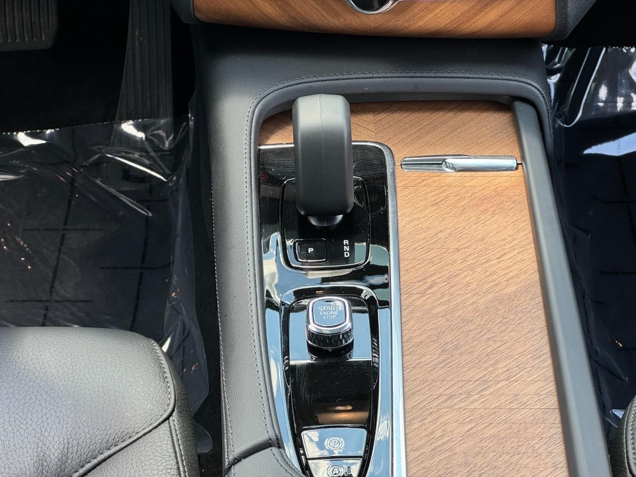 Volvo XC90 Plug-In Hybrid Vehicle Full-screen Gallery Image 17