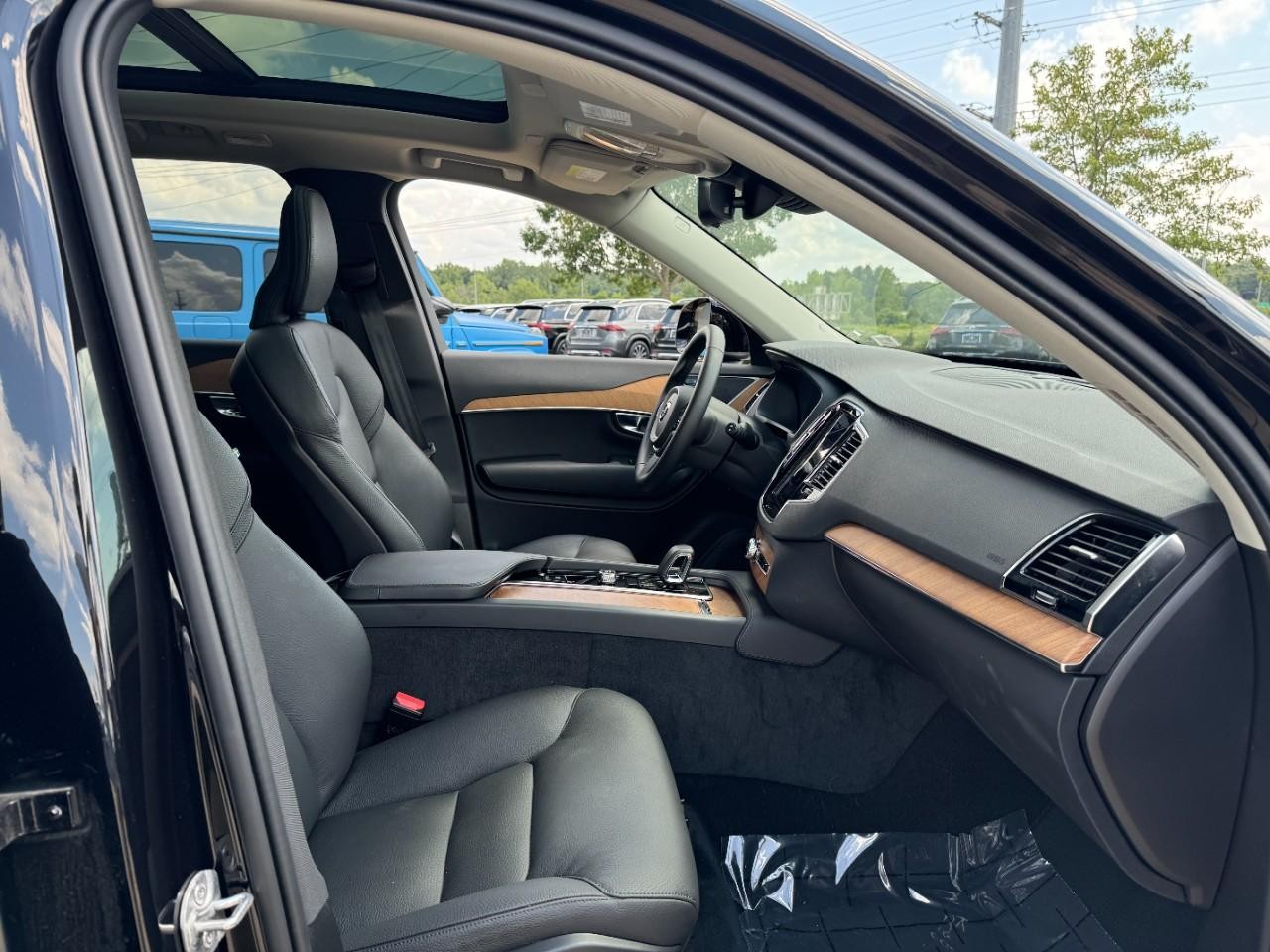 Volvo XC90 Plug-In Hybrid Vehicle Full-screen Gallery Image 19