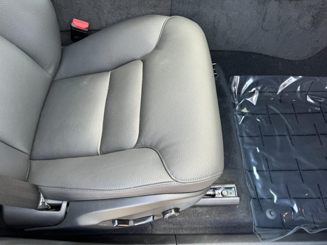 Volvo XC90 Plug-In Hybrid Vehicle Full-screen Gallery Image 20