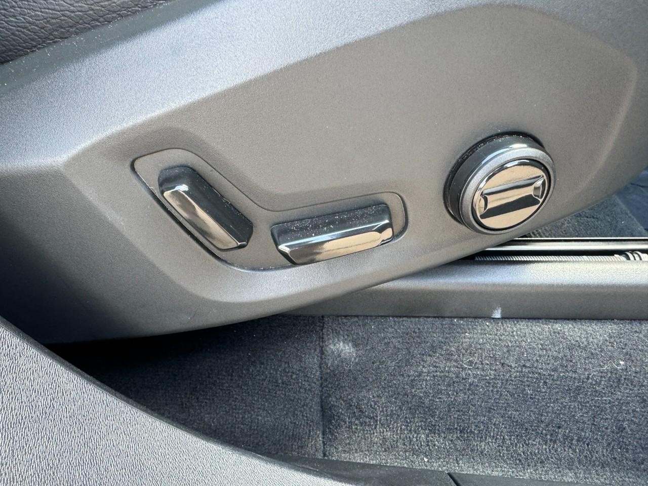 Volvo XC90 Plug-In Hybrid Vehicle Full-screen Gallery Image 21