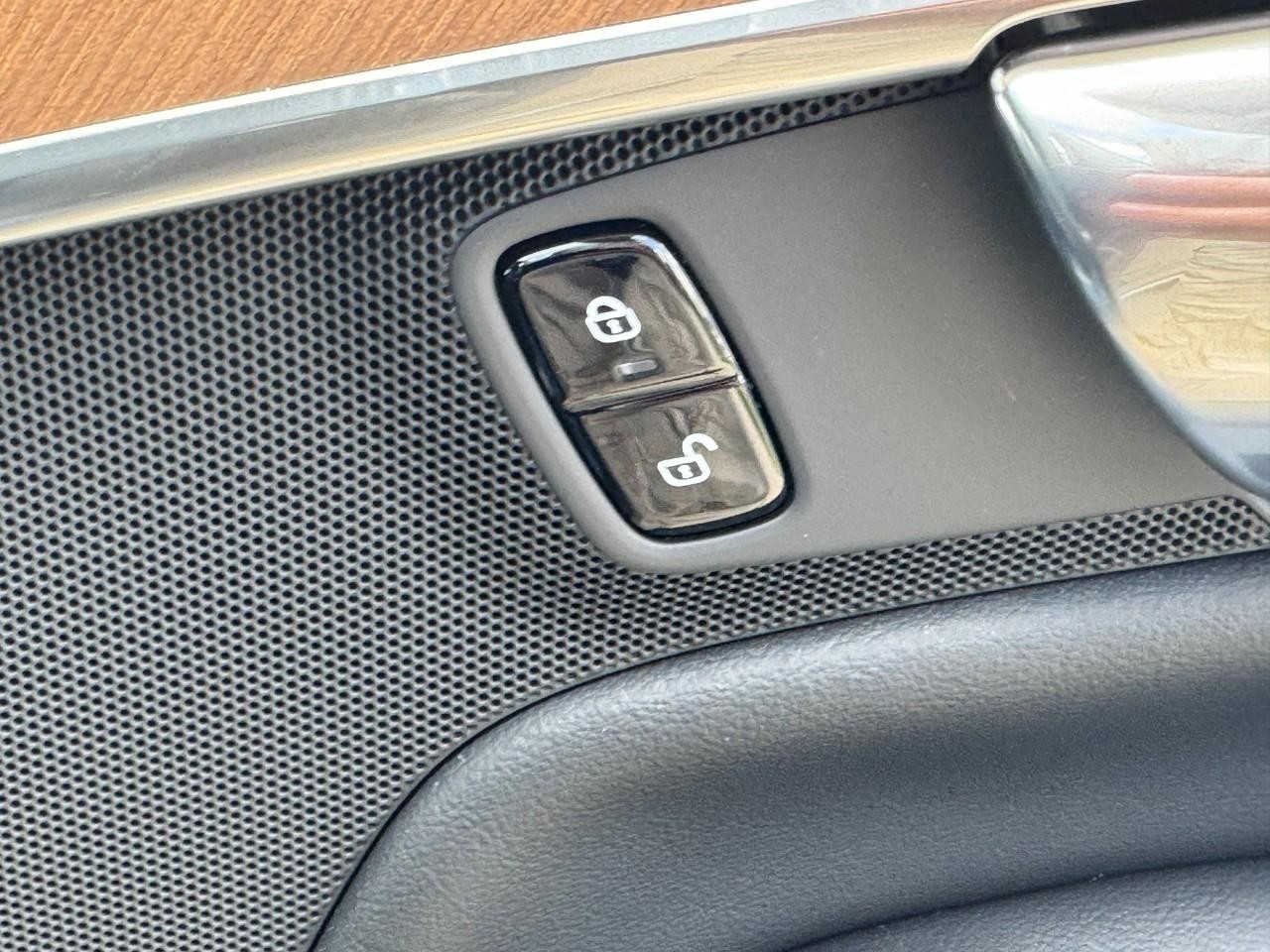 Volvo XC90 Plug-In Hybrid Vehicle Full-screen Gallery Image 22