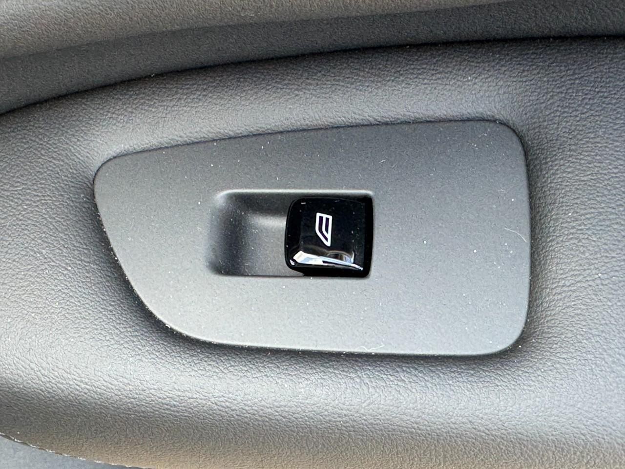 Volvo XC90 Plug-In Hybrid Vehicle Full-screen Gallery Image 23