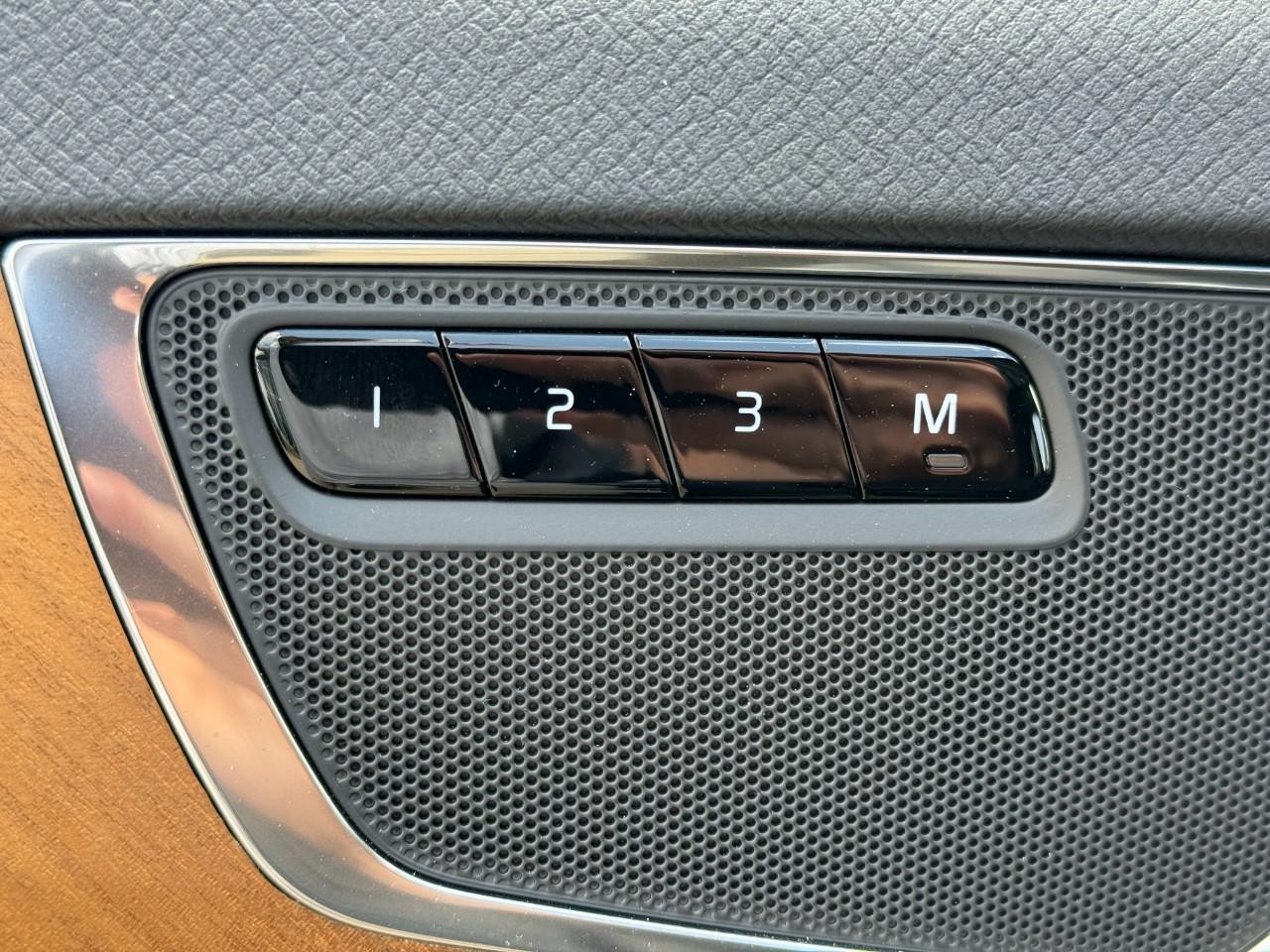 Volvo XC90 Plug-In Hybrid Vehicle Full-screen Gallery Image 24