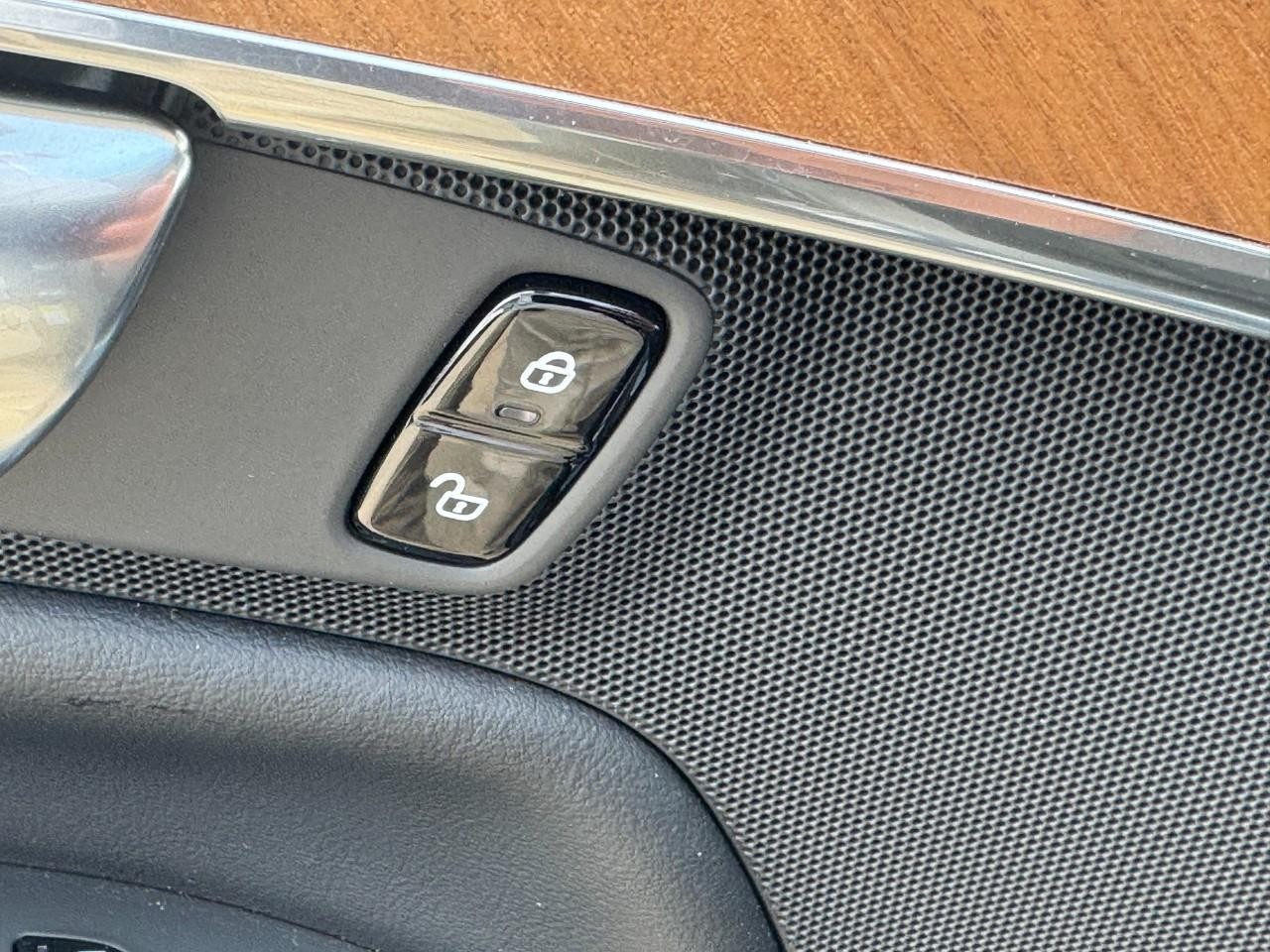 Volvo XC90 Plug-In Hybrid Vehicle Full-screen Gallery Image 25