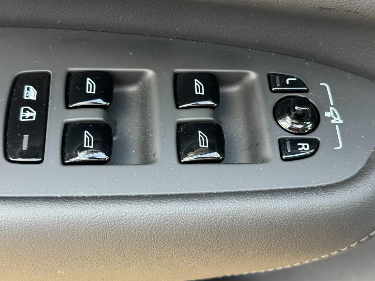 Volvo XC90 Plug-In Hybrid Vehicle Full-screen Gallery Image 26