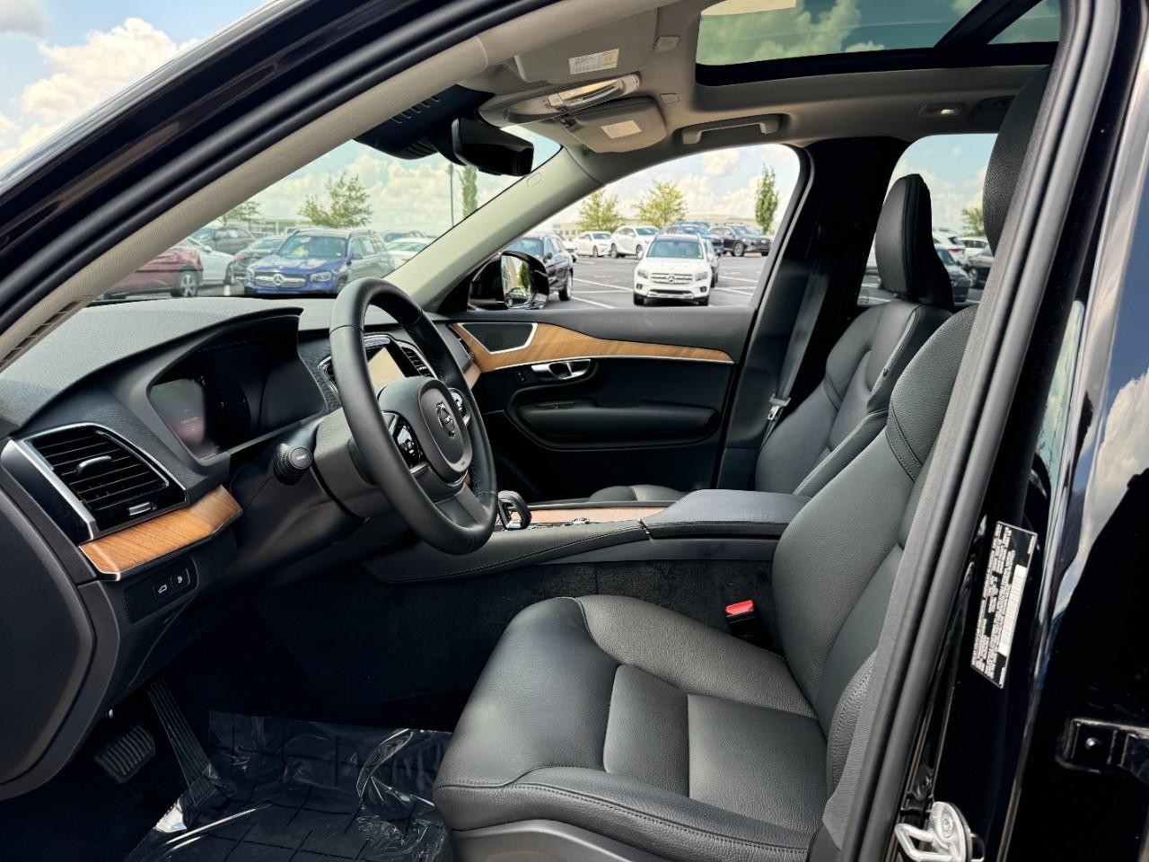 Volvo XC90 Plug-In Hybrid Vehicle Full-screen Gallery Image 27