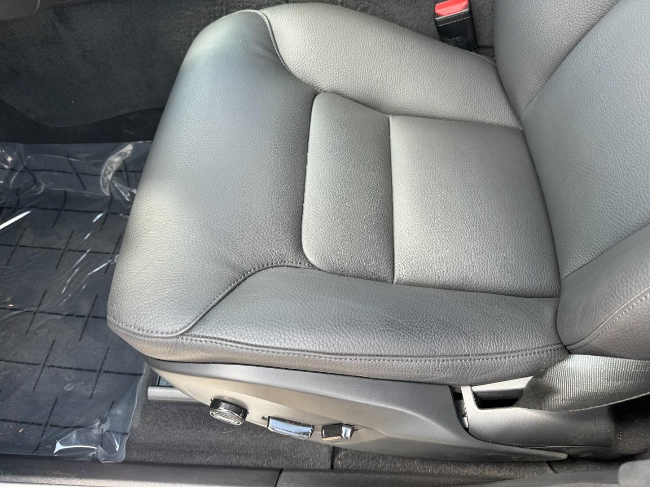 Volvo XC90 Plug-In Hybrid Vehicle Full-screen Gallery Image 28