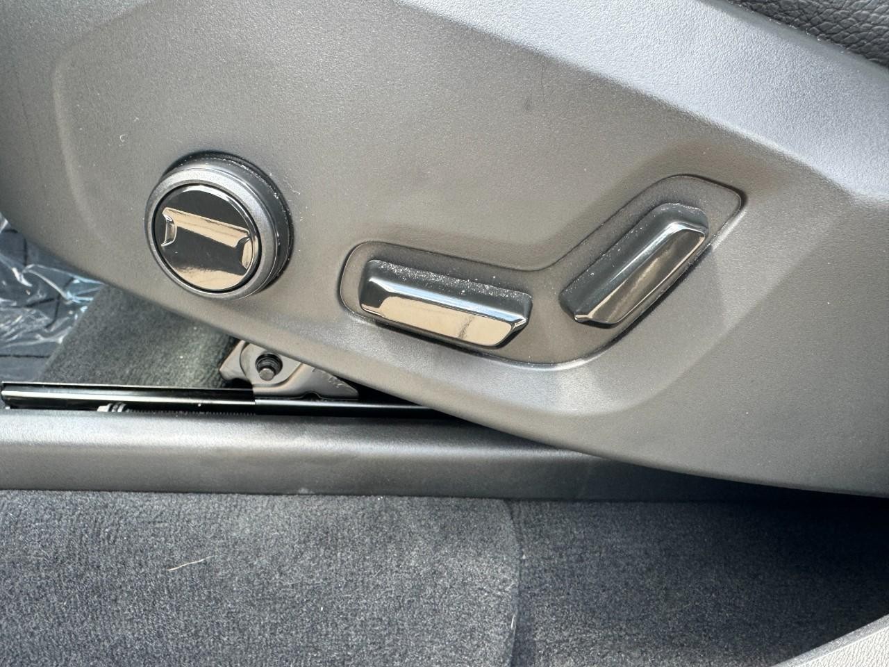 Volvo XC90 Plug-In Hybrid Vehicle Full-screen Gallery Image 29