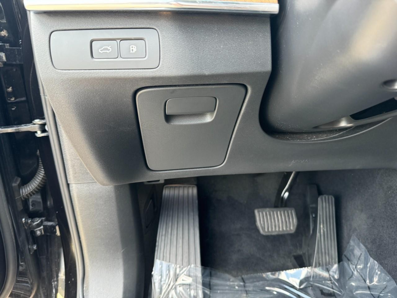 Volvo XC90 Plug-In Hybrid Vehicle Full-screen Gallery Image 30