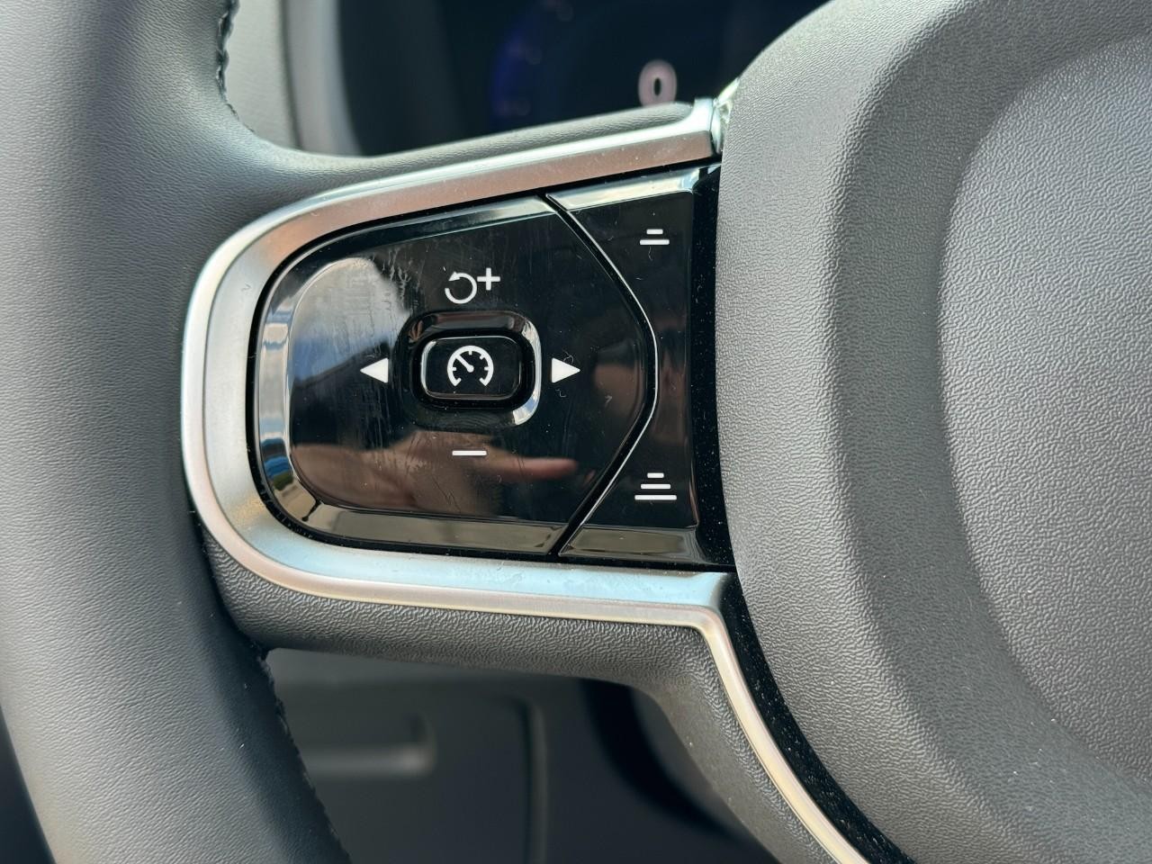 Volvo XC90 Plug-In Hybrid Vehicle Full-screen Gallery Image 31