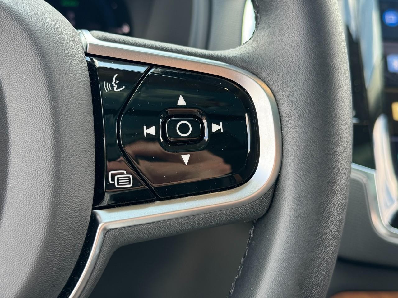 Volvo XC90 Plug-In Hybrid Vehicle Full-screen Gallery Image 32