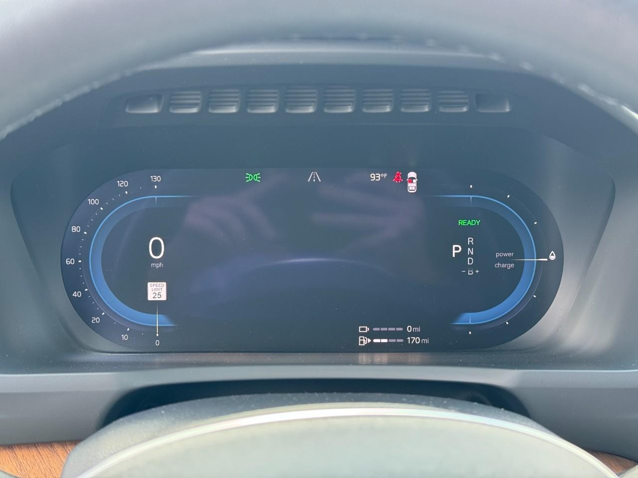 Volvo XC90 Plug-In Hybrid Vehicle Full-screen Gallery Image 33