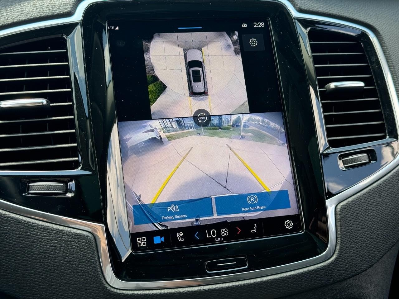 Volvo XC90 Plug-In Hybrid Vehicle Full-screen Gallery Image 34