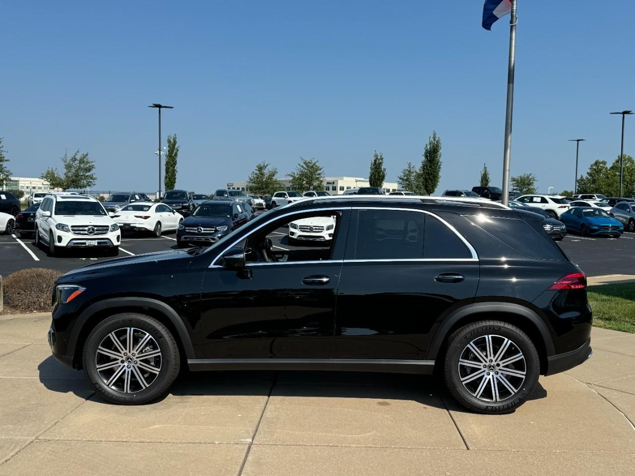 Mercedes-Benz GLE Vehicle Full-screen Gallery Image 2