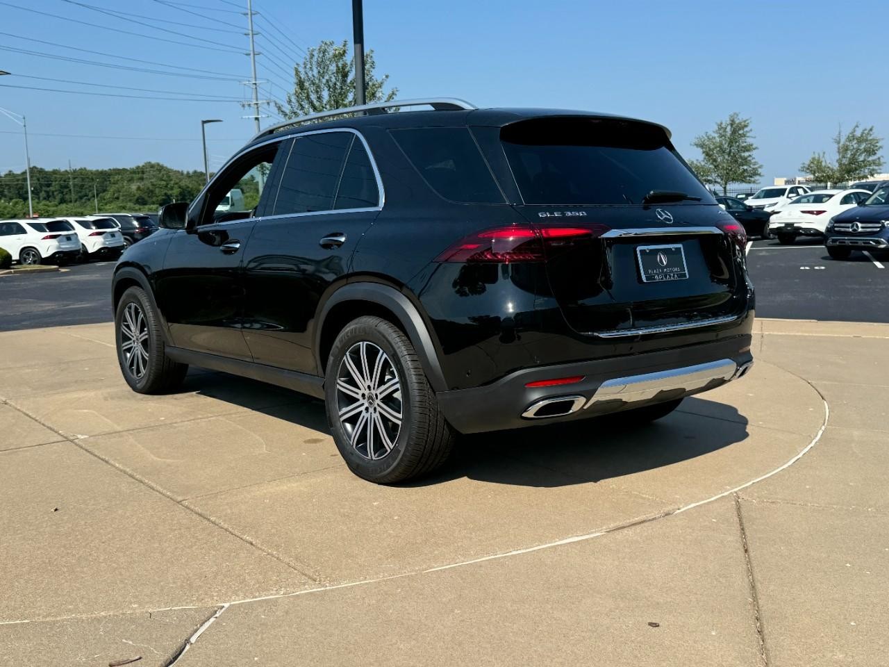 Mercedes-Benz GLE Vehicle Full-screen Gallery Image 3