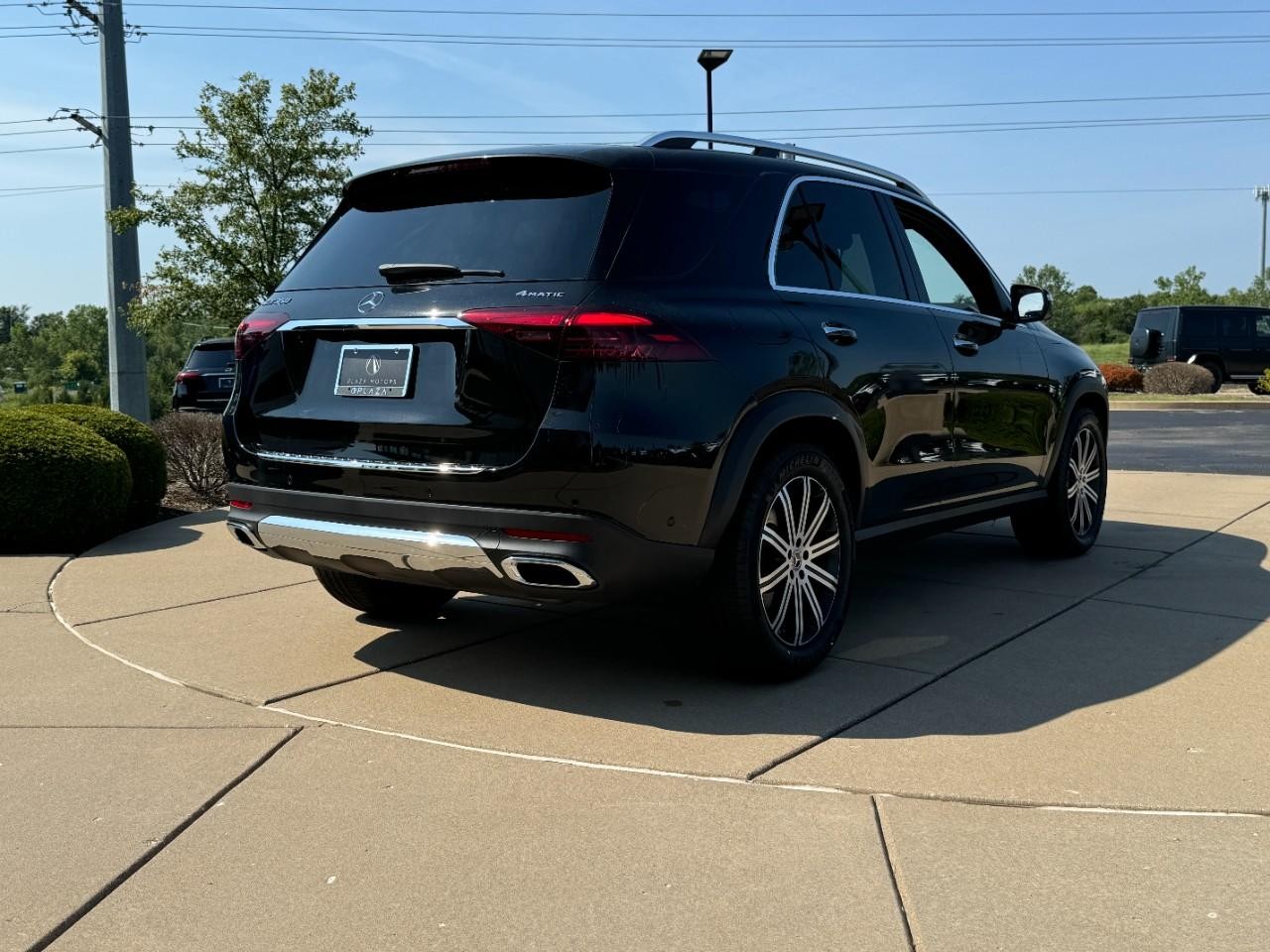 Mercedes-Benz GLE Vehicle Full-screen Gallery Image 4