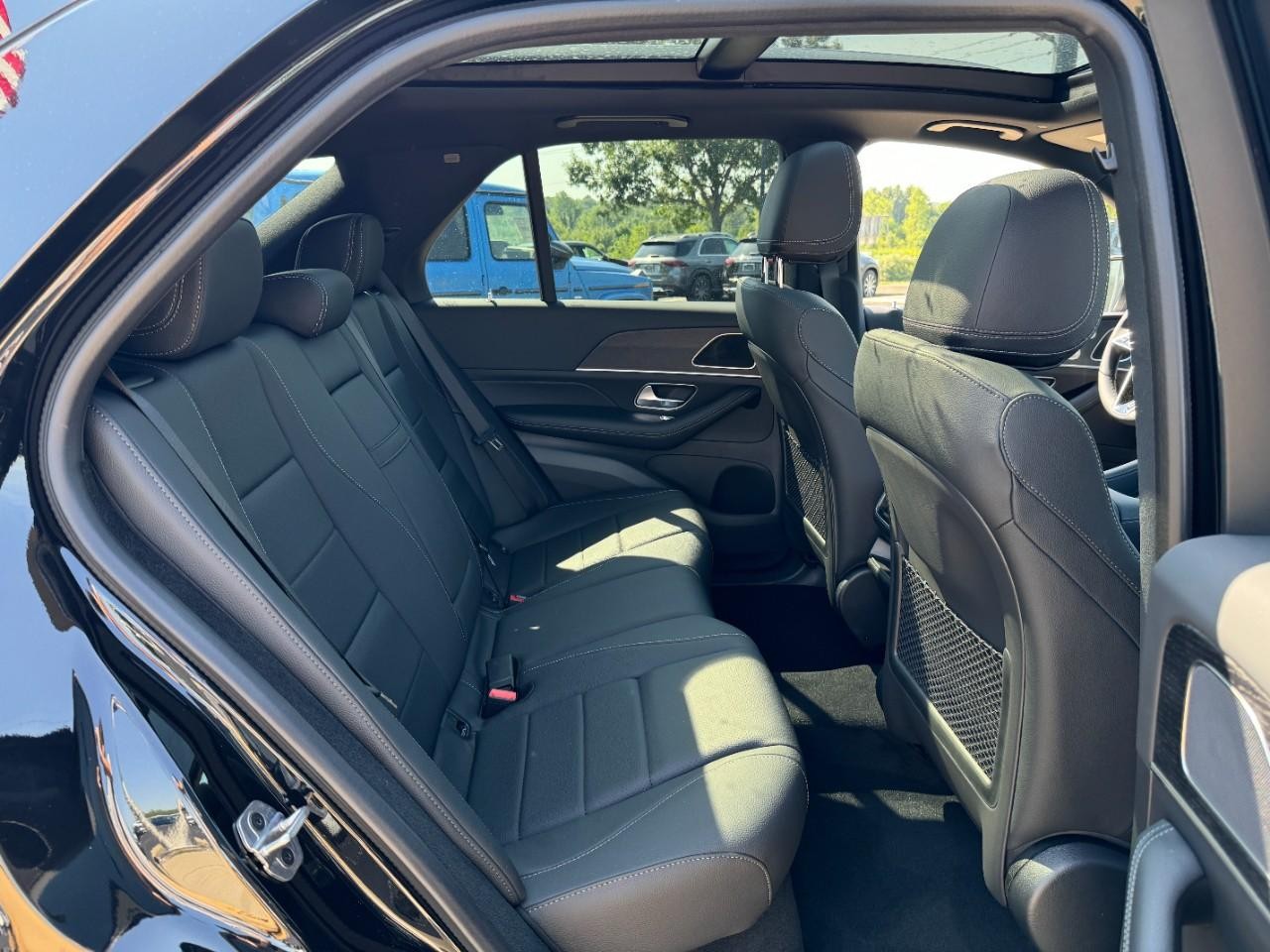 Mercedes-Benz GLE Vehicle Full-screen Gallery Image 10