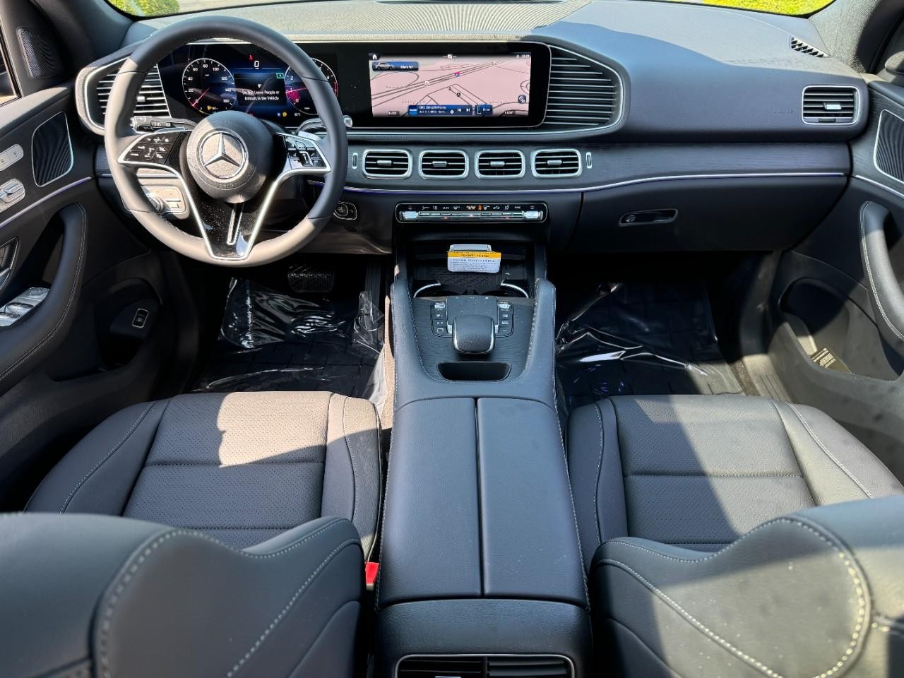 Mercedes-Benz GLE Vehicle Full-screen Gallery Image 12