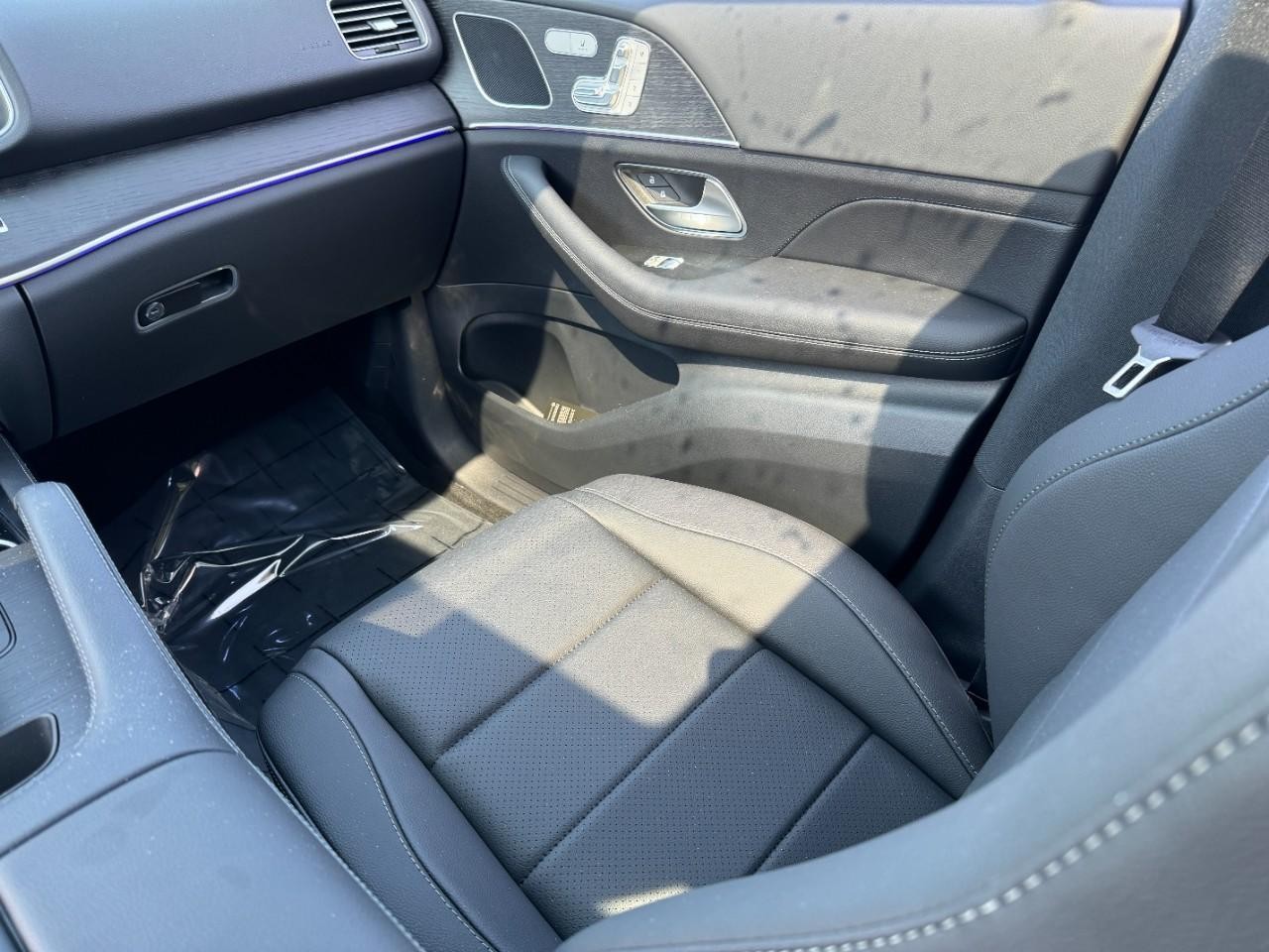 Mercedes-Benz GLE Vehicle Full-screen Gallery Image 17